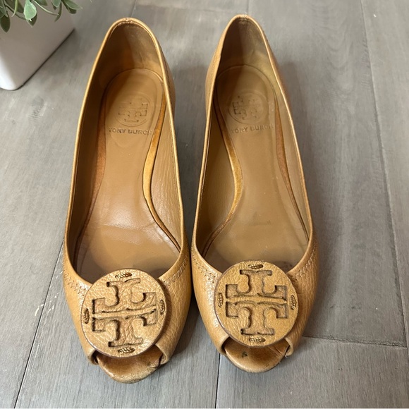 Tory Burch Sally Wedge Shoes Tan - Picture 1 of 16